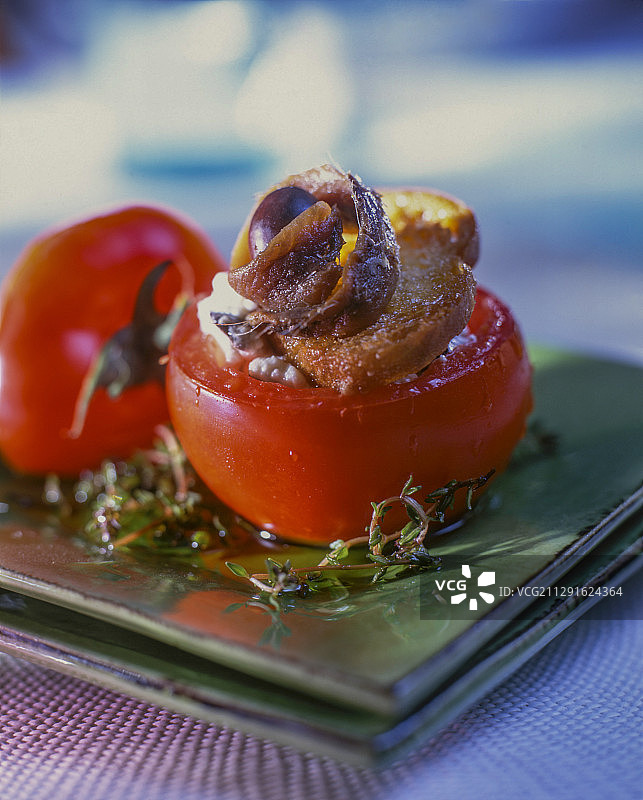 酿馅番茄配面包片和凤尾鱼图片素材