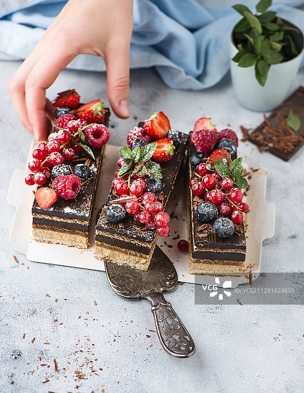 带有浆果的歌剧院蛋糕图片素材