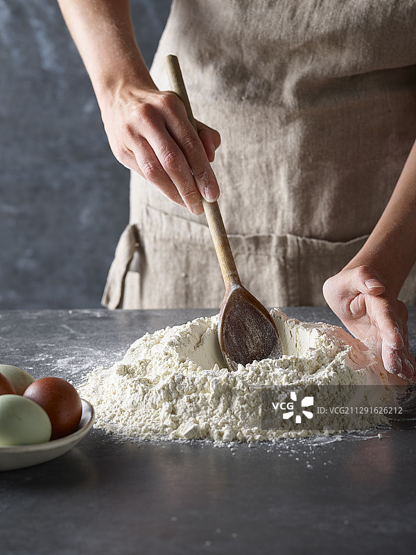 准备意面面团：在面粉中挖坑图片素材