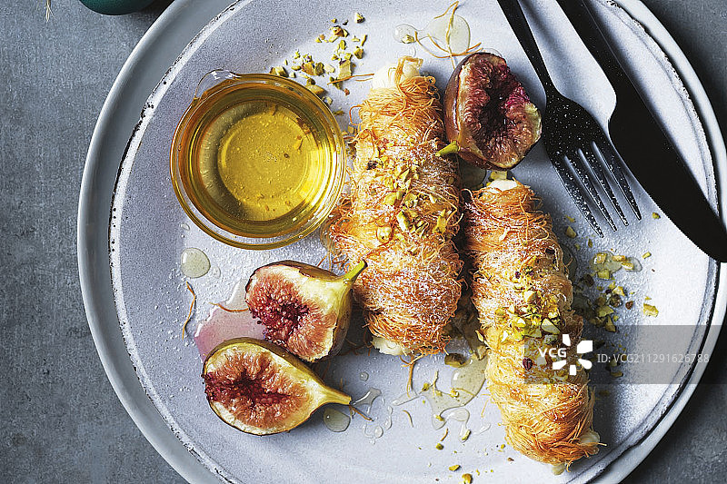 希腊Ekmek Kataifi甜点、无花果叶糖浆、烤无花果图片素材