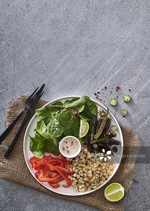 炸秋葵烤玉米红椒菠菜沙拉配泰式椰子青柠酱图片素材