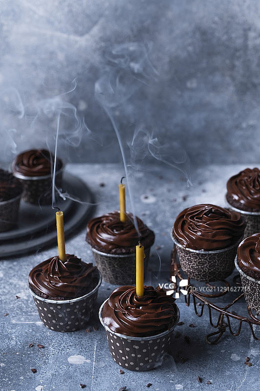 吹灭蜡烛的巧克力玛芬蛋糕图片素材