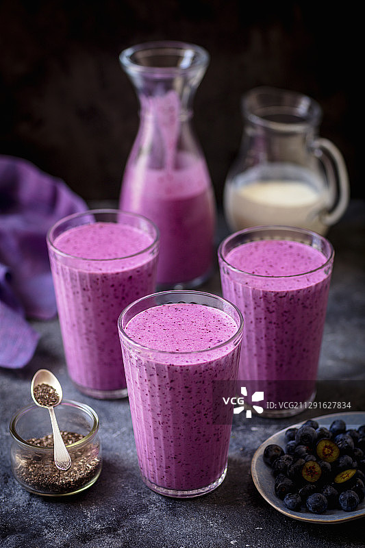 浆果和开菲尔鸡尾酒图片素材