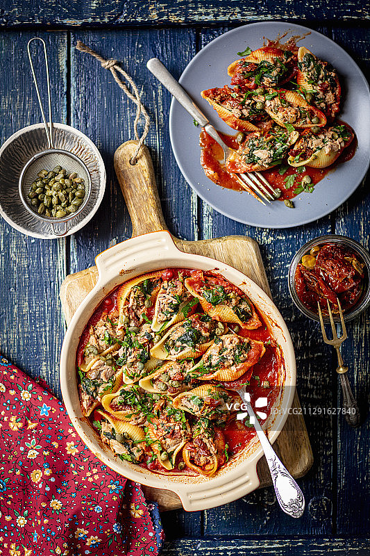 金枪鱼干番茄意面贝壳图片素材