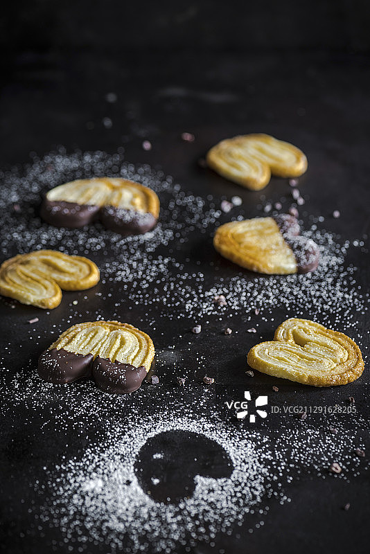 糖粉和黑巧克力饼干图片素材