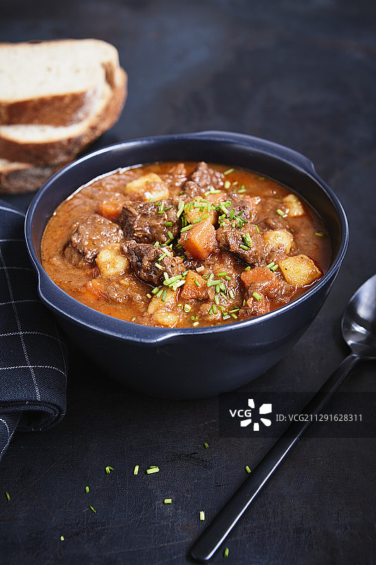 啤酒炖牛肉配土豆和胡萝卜图片素材