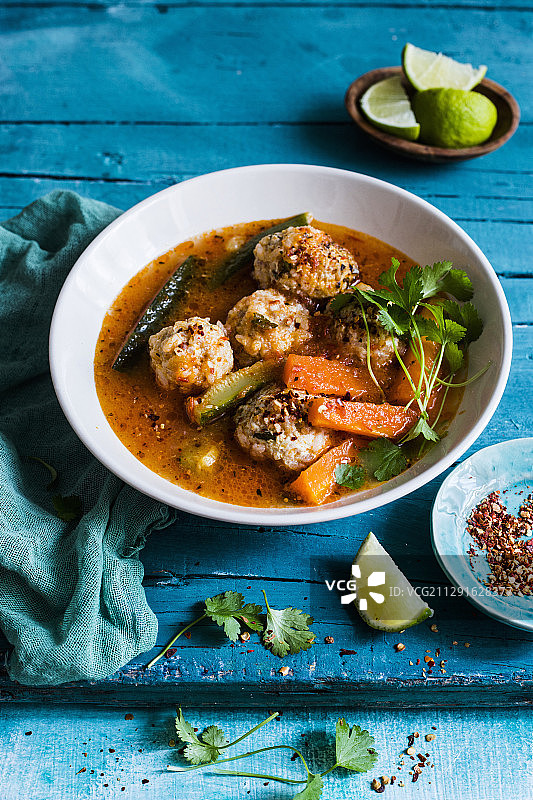 墨西哥肉丸配奇波特辣椒酱和蔬菜图片素材