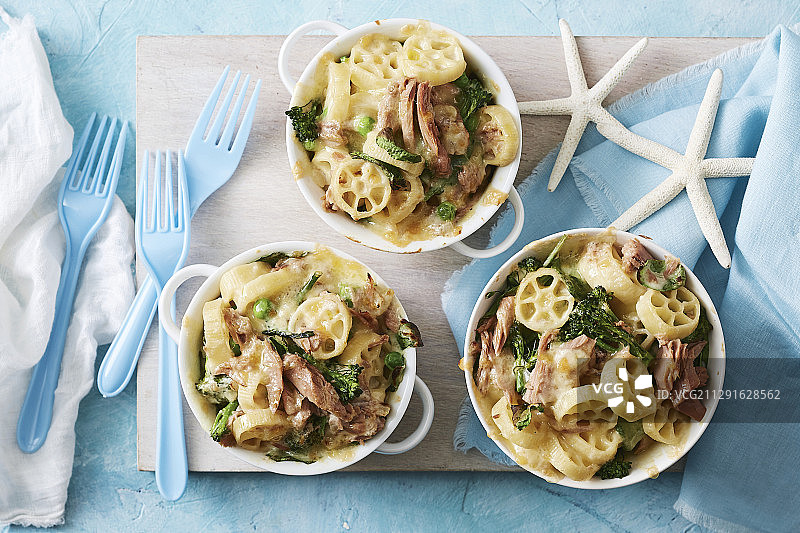 金枪鱼菠菜芝士通心粉图片素材