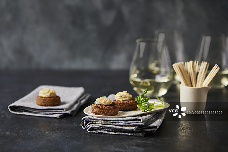 炸豆丸子配巴巴甘努什图片素材