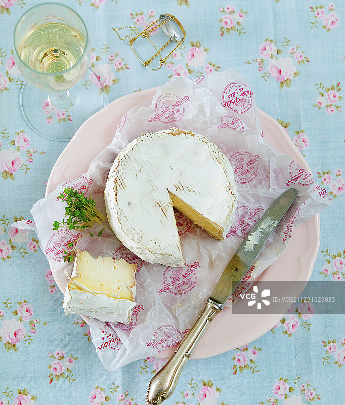 卡门贝尔奶酪和白葡萄酒杯图片素材