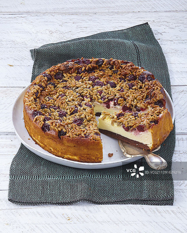 酸樱桃葵花籽脆皮芝士蛋糕图片素材