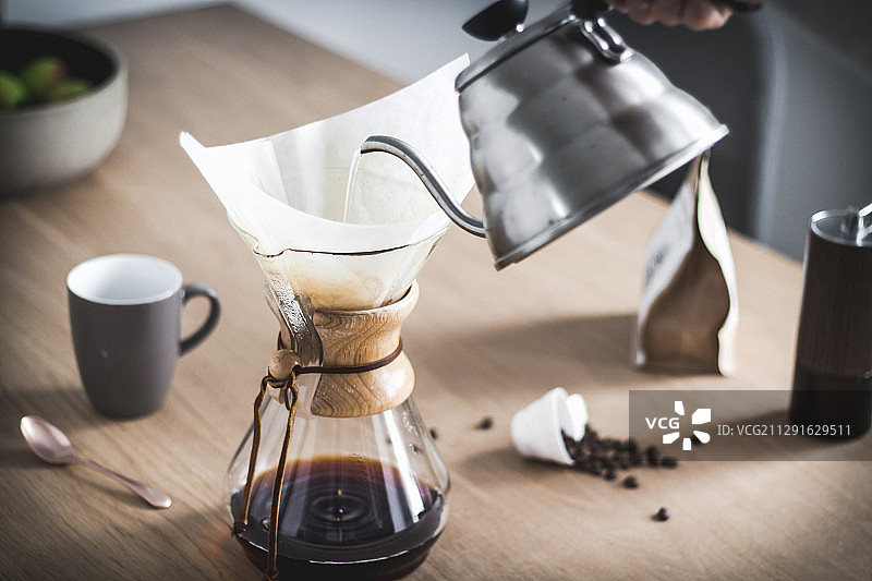使用Chemex手冲壶冲泡咖啡图片素材