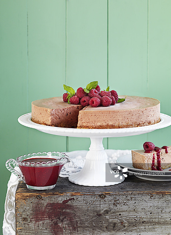 覆盆子酱巧克力芝士蛋糕图片素材