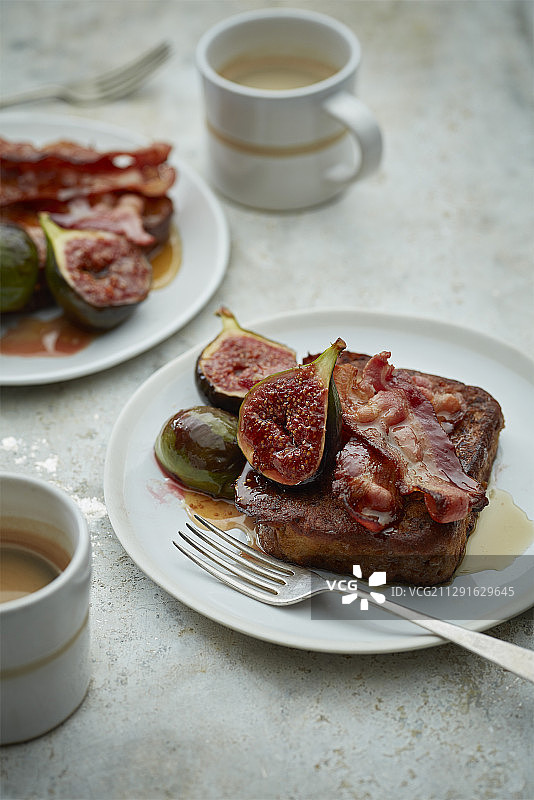 法式吐司配培根和枫糖烤无花果图片素材