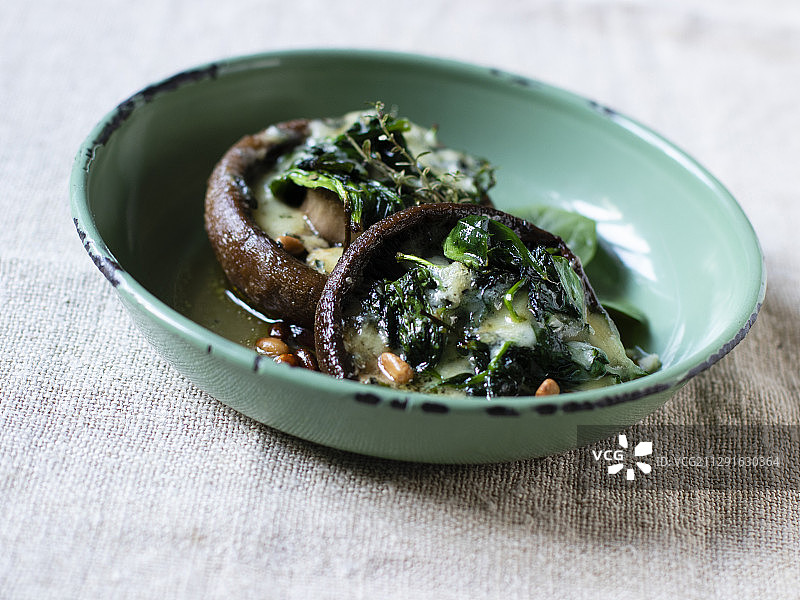 波多贝罗蓝纹奶酪菠菜图片素材