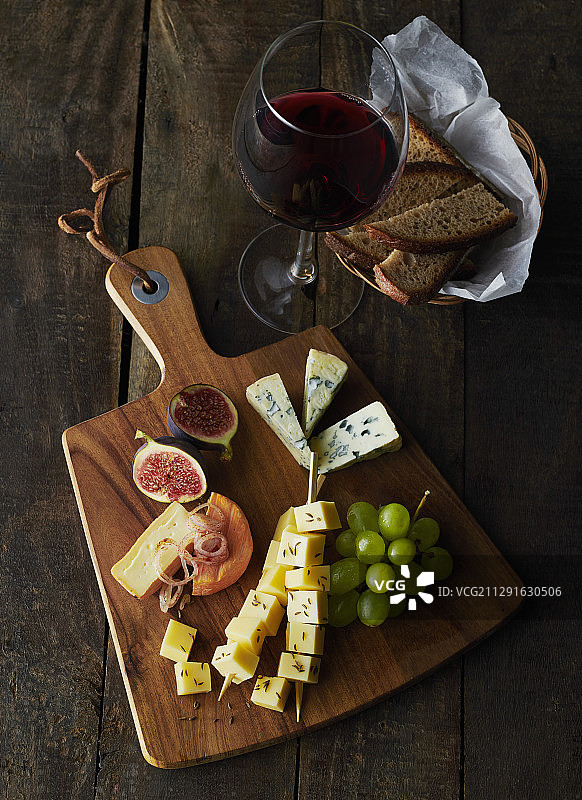 乡村奶酪拼盘与一杯红酒图片素材
