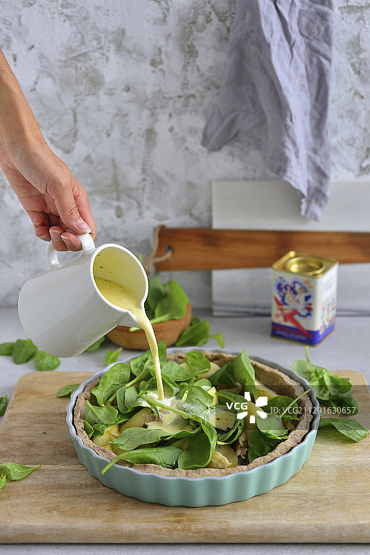 乳蛋饼制作过程图片素材