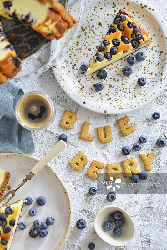 盘子里的蓝莓芝士蛋糕图片素材