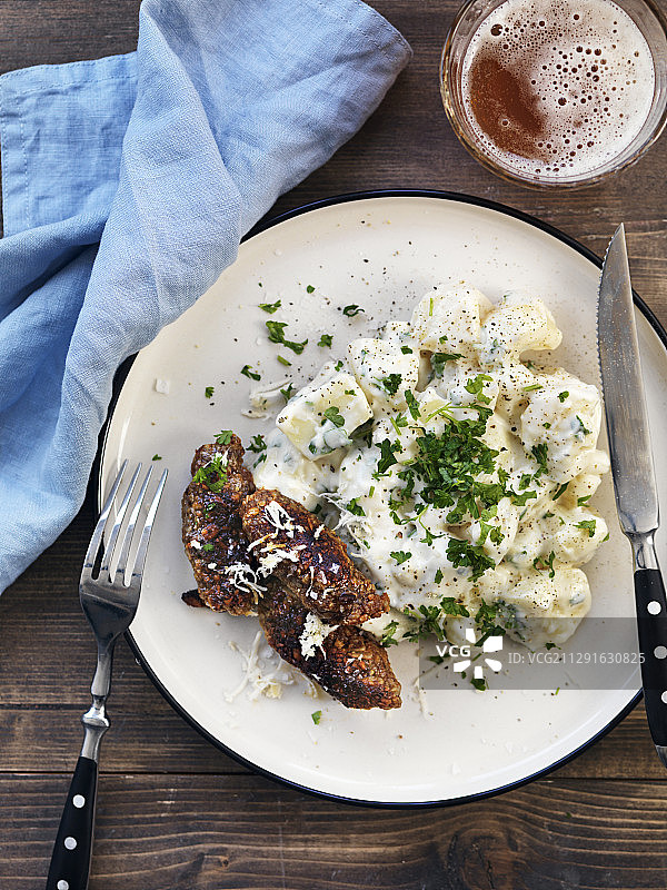 纯素肉类、炖土豆、辣根和欧芹图片素材