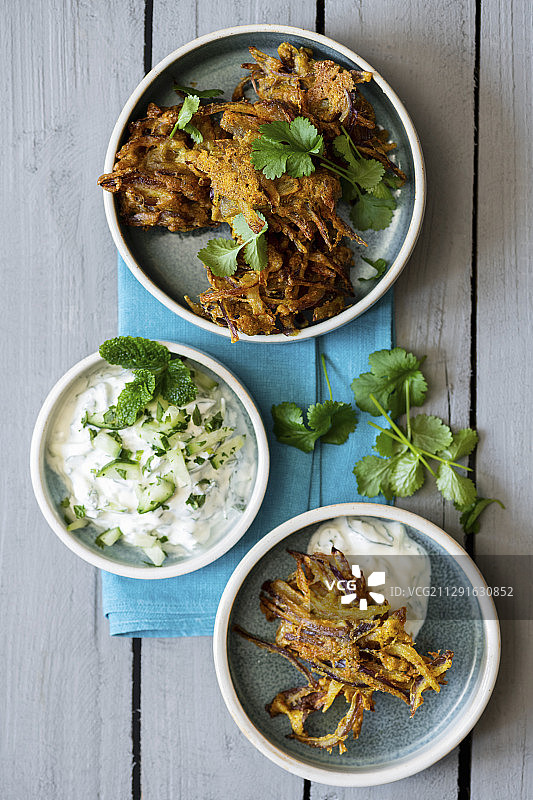 配有香菜和黄瓜酸奶的红洋葱Bhajis图片素材