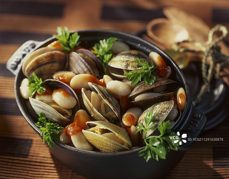 白豆和欧芹海鲜砂锅图片素材