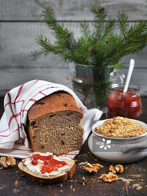 葡萄干面包配烤杏仁奶酪和草莓酱图片素材