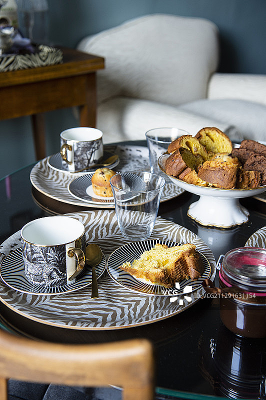 动物纹餐具上的精美蛋糕和糕点图片素材