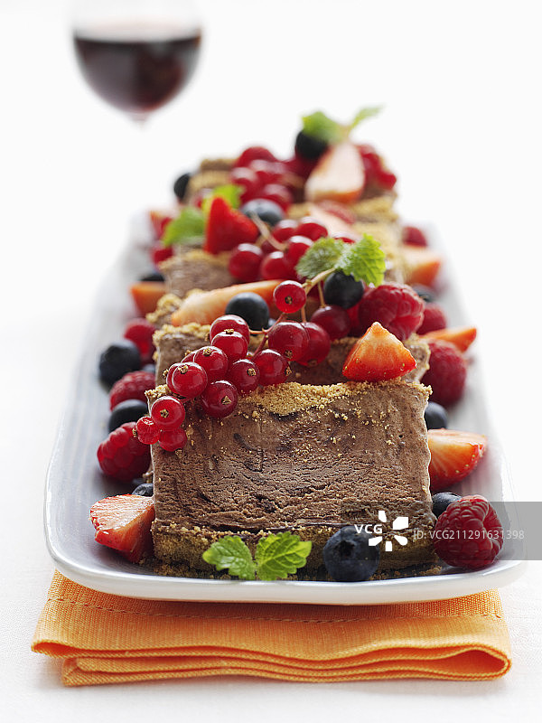 巧克力冻糕配新鲜浆果图片素材