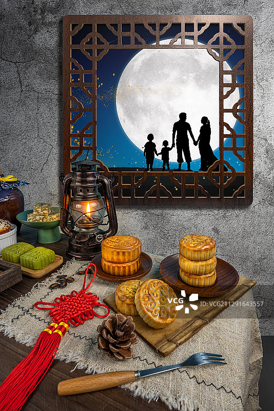 中秋节吃月饼大月亮图片素材