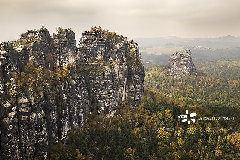德国萨克森州萨克森瑞士易北河砂岩山脉中施拉姆施泰因岩石景观图片素材