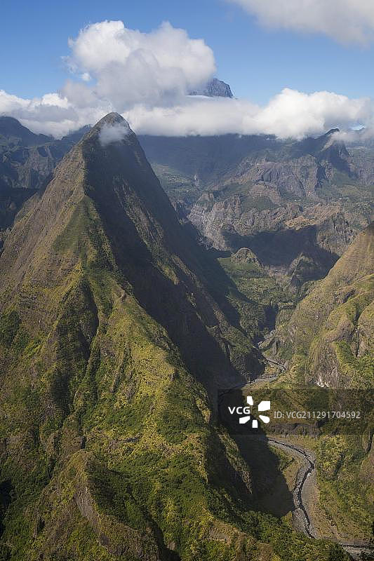 留尼汪Mafate盆地Piton Cabris和Riviere des Galets峡谷上空的壮丽云彩图片素材