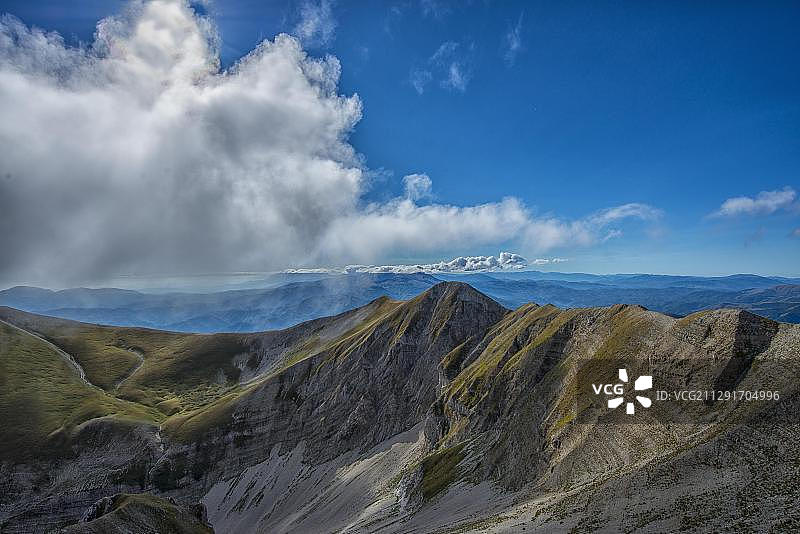 意大利翁布里亚希比利尼山国家公园的山峰图片素材
