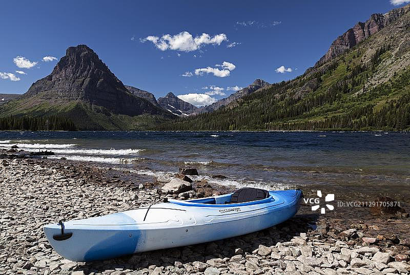 冰川国家公园两药湖上的独木舟，后方是锡诺帕山，美国蒙大拿州图片素材