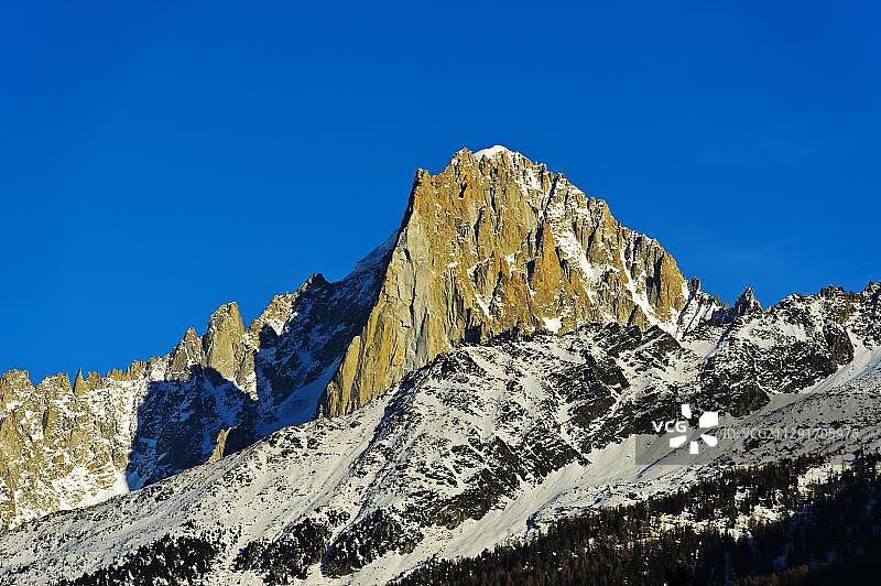霞慕尼绿色针峰山顶的傍晚景色（法国，欧洲）图片素材