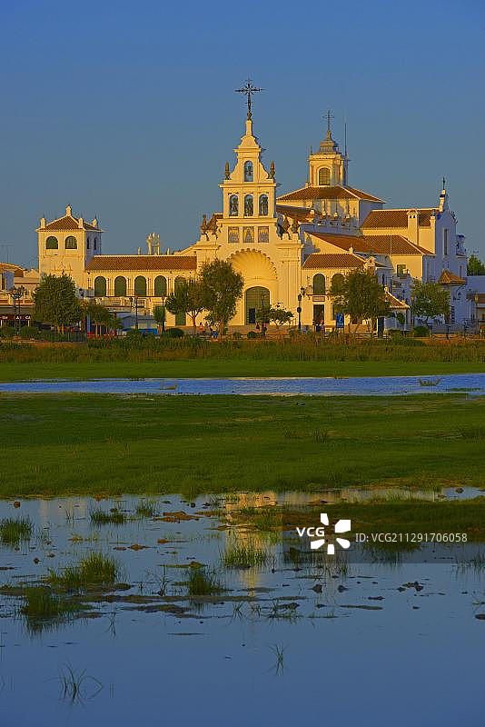 清晨光线下的埃尔罗西奥村和埃尔罗西奥隐修院，西班牙安达卢西亚韦尔瓦省多南娜湿地图片素材
