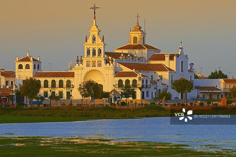 清晨光线下的埃尔罗西奥埃尔米塔教堂，西班牙安达卢西亚韦尔瓦省图片素材