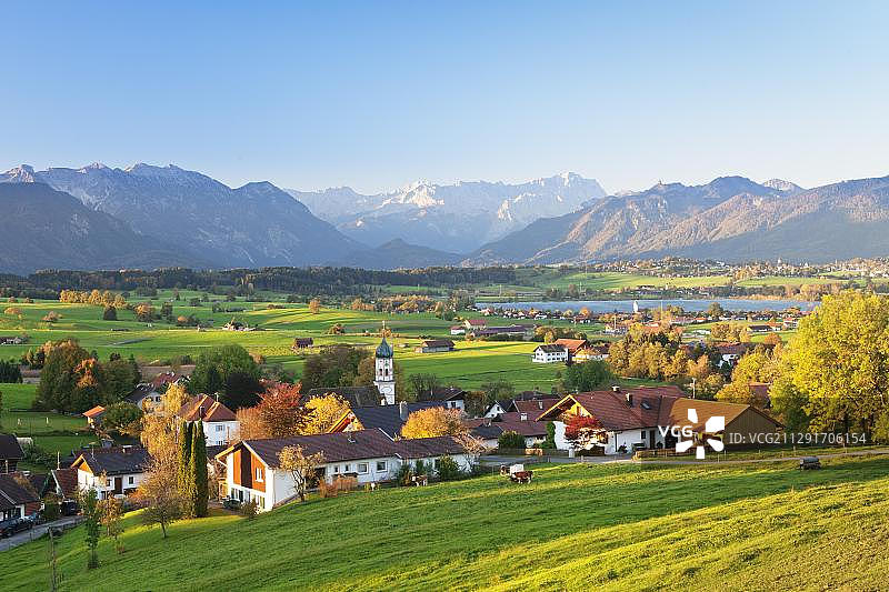 从艾德林格高地眺望里格湖和韦特施泰因山脉，德国巴伐利亚图片素材