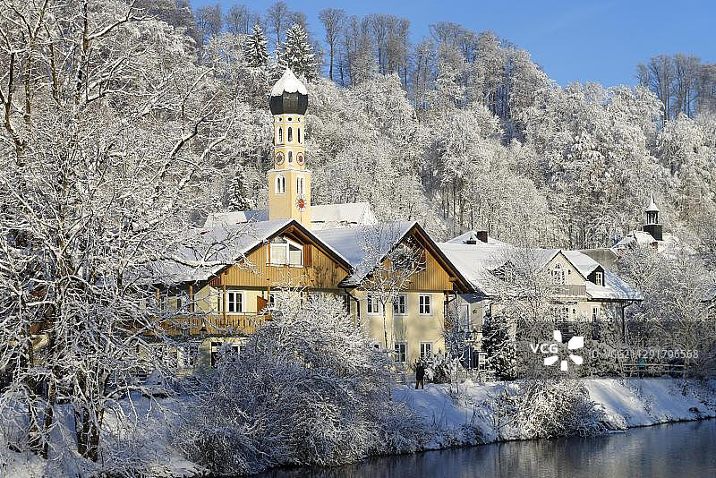 德国巴伐利亚州沃尔夫拉茨豪森历史中心，洛伊萨赫河岸边的圣安德烈教区教堂图片素材