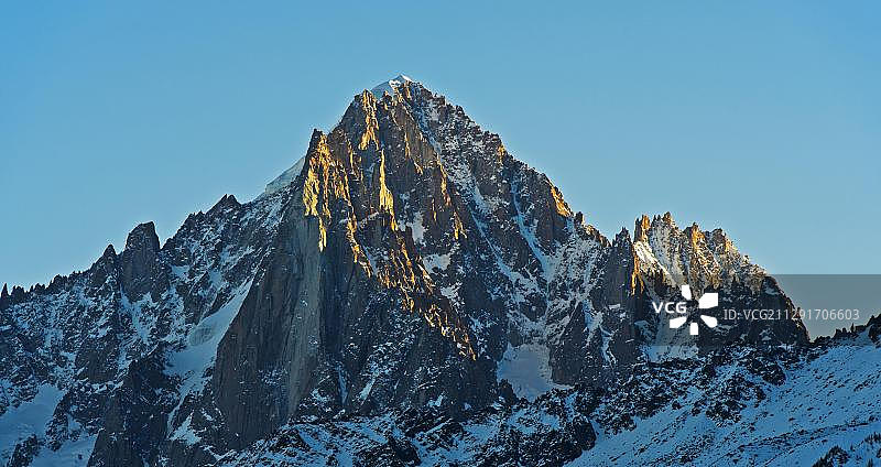 法国霞慕尼勃朗峰的绿针峰和德鲁针峰图片素材