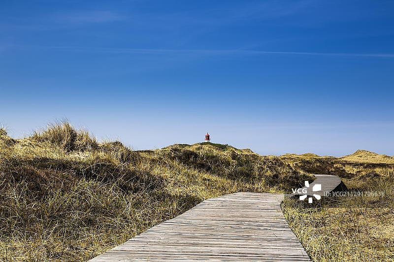 通往夸马克费尔灯标的沙丘木板路，位于德国石勒苏益格-荷尔斯泰因州阿姆鲁姆岛图片素材