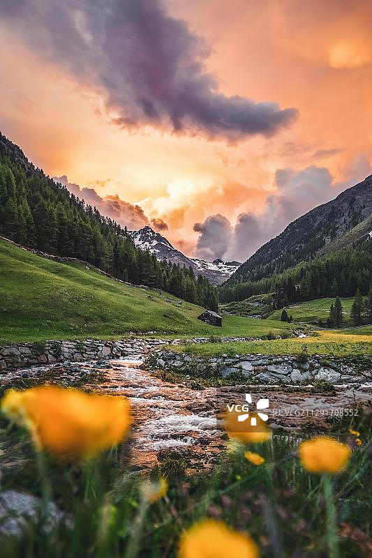 奥地利蒂罗尔州厄茨塔尔山谷的暴风雨天气图片素材