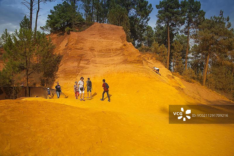 法国沃克吕兹省鲁西永附近的赭石悬崖图片素材