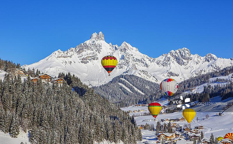 冬季奥地利菲尔茨莫斯与山峰热气球图片素材