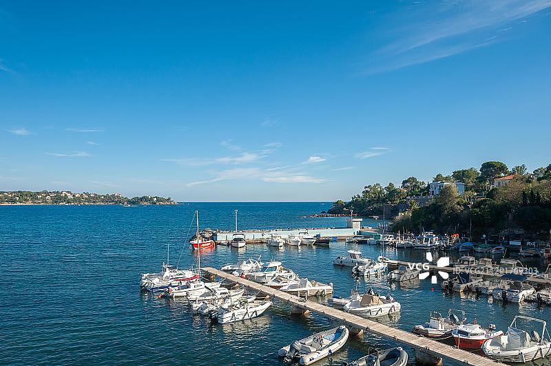 法国普罗旺斯-阿尔卑斯-蓝色海岸阿盖港的海岸风光图片素材