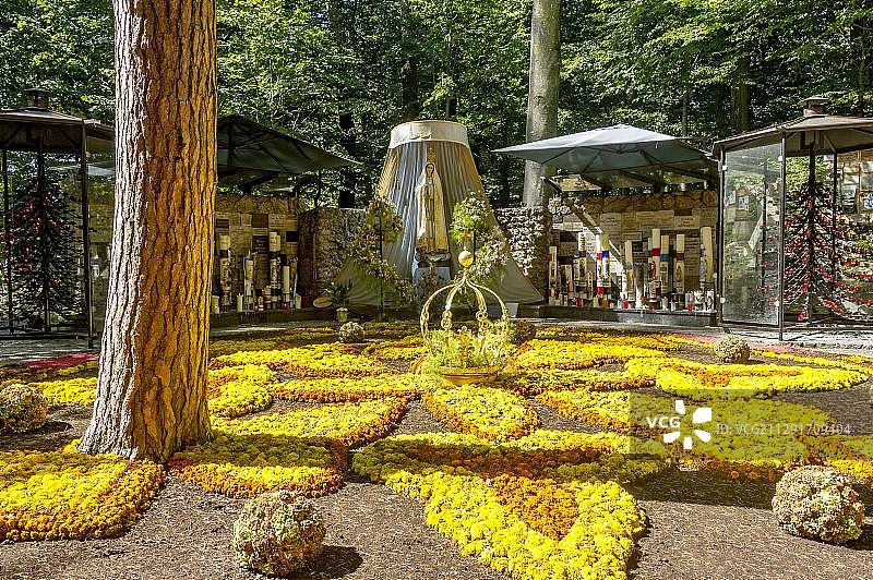 圣母雕像，鲜花地毯与圣母金冠，森林中的圣母岩洞，玛丽亚韦斯珀比尔朝圣地图片素材