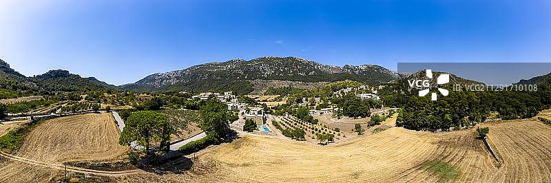 西班牙马略卡岛特拉蒙塔纳山脉东方村鸟瞰图片素材