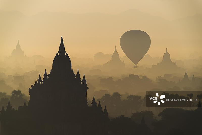 清晨薄雾中蒲甘平原的热气球，寺庙佛塔群，缅甸曼德勒省图片素材