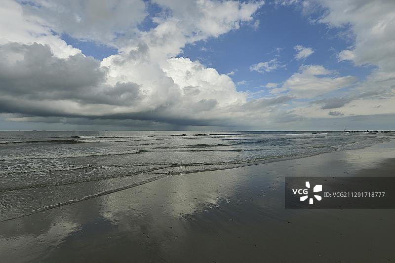 弗里斯兰瓦assertThrows格罗日海岸的雨云图片素材