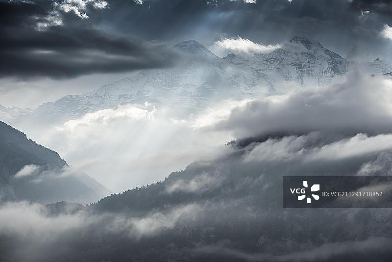 瑞士伯尔尼高地艾格峰和僧侣峰上的雷暴云图片素材