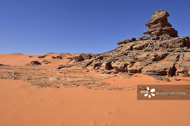 廷梅尔祖加的砂岩石塔和沙丘，塔德拉特地区，塔西利阿杰尔国家公园，联合国教科文组织世界遗产，阿尔及利亚，撒哈拉，北非，非洲图片素材